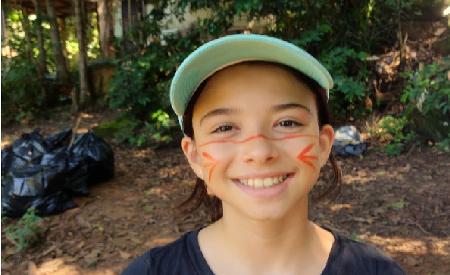 criança com cara pintada sorrindo